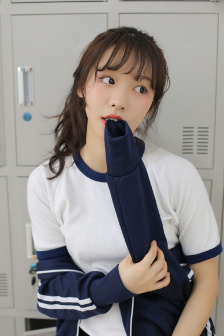 八时入席